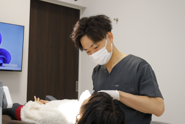 歯の模型を使って磨き方の指導を受ける様子